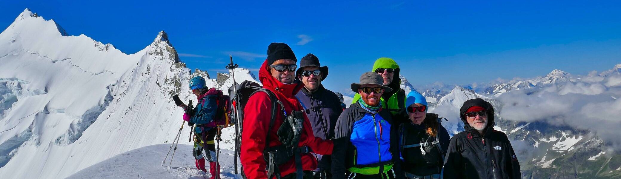 Jaime, Jens K., Martin, Holger, Jessica und Ronald auf dem Bishorn. Links das Weißhorn | © Jens Köhler