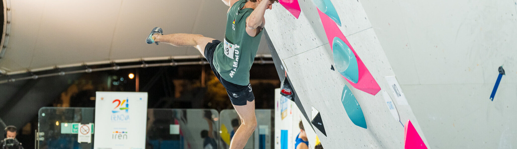 Erster Finalboulder – oben markiert der Top-Griff, unterhalb von Thorben der Zonengriff | © 241006_outThere_EBC_24_genova__DSC0027