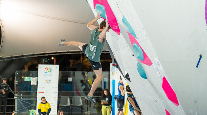 Erster Finalboulder – oben markiert der Top-Griff, unterhalb von Thorben der Zonengriff | © 241006_outThere_EBC_24_genova__DSC0027