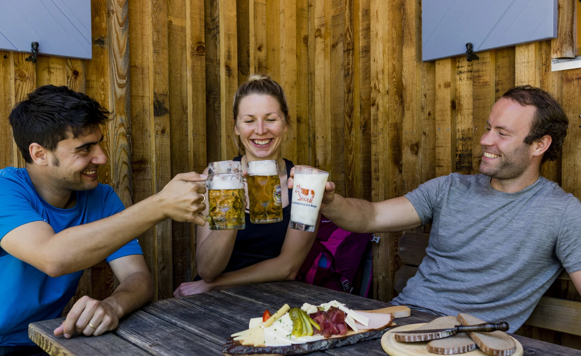 Prost auf der Berghütte | © DAV/Hans Herbig Auf der Hütte: Drei Personen stoßen mit Bierkrügen an | © DAV/Hans Herbig