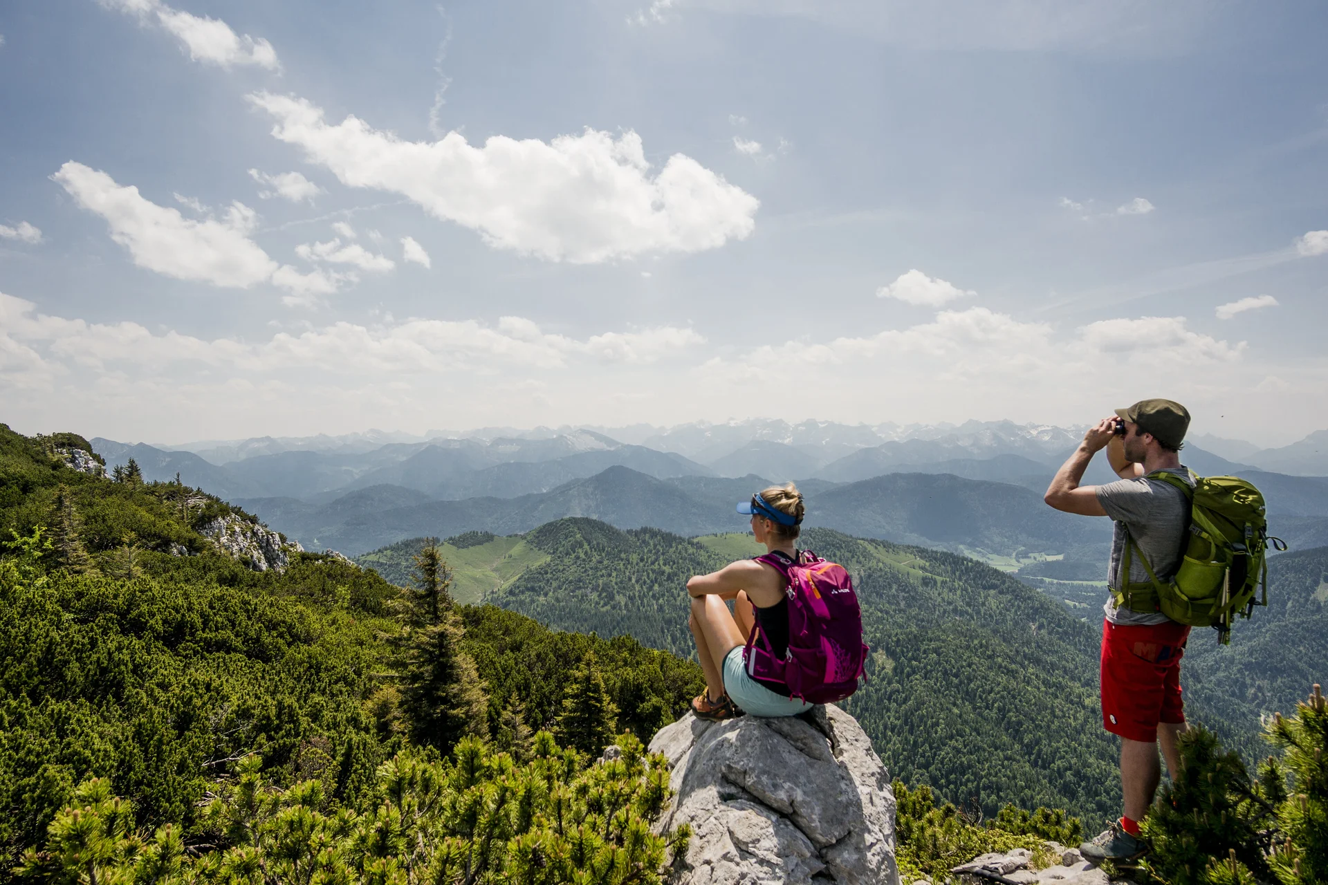 Wandern in den Chiemgauer Bergen | © DAV/Hans Herbig Zwei Wanderer genießen die Aussicht in den Chiemgauer Alpen | © DAV/Hans Herbig