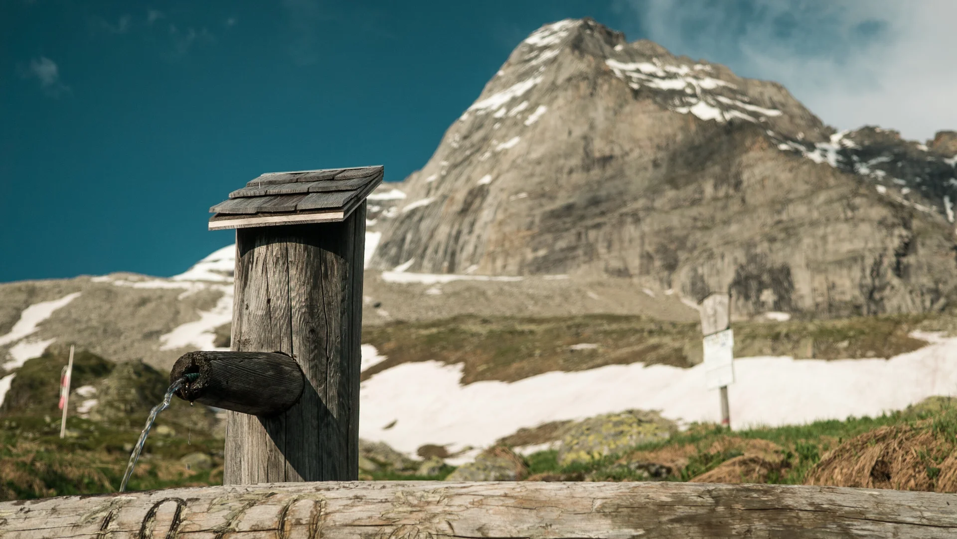 Naturimpression in den Bergen | © DAV/Marcel Dambon Ein Holz-Brunnen in den Bergen | © DAV/Marcel Dambon